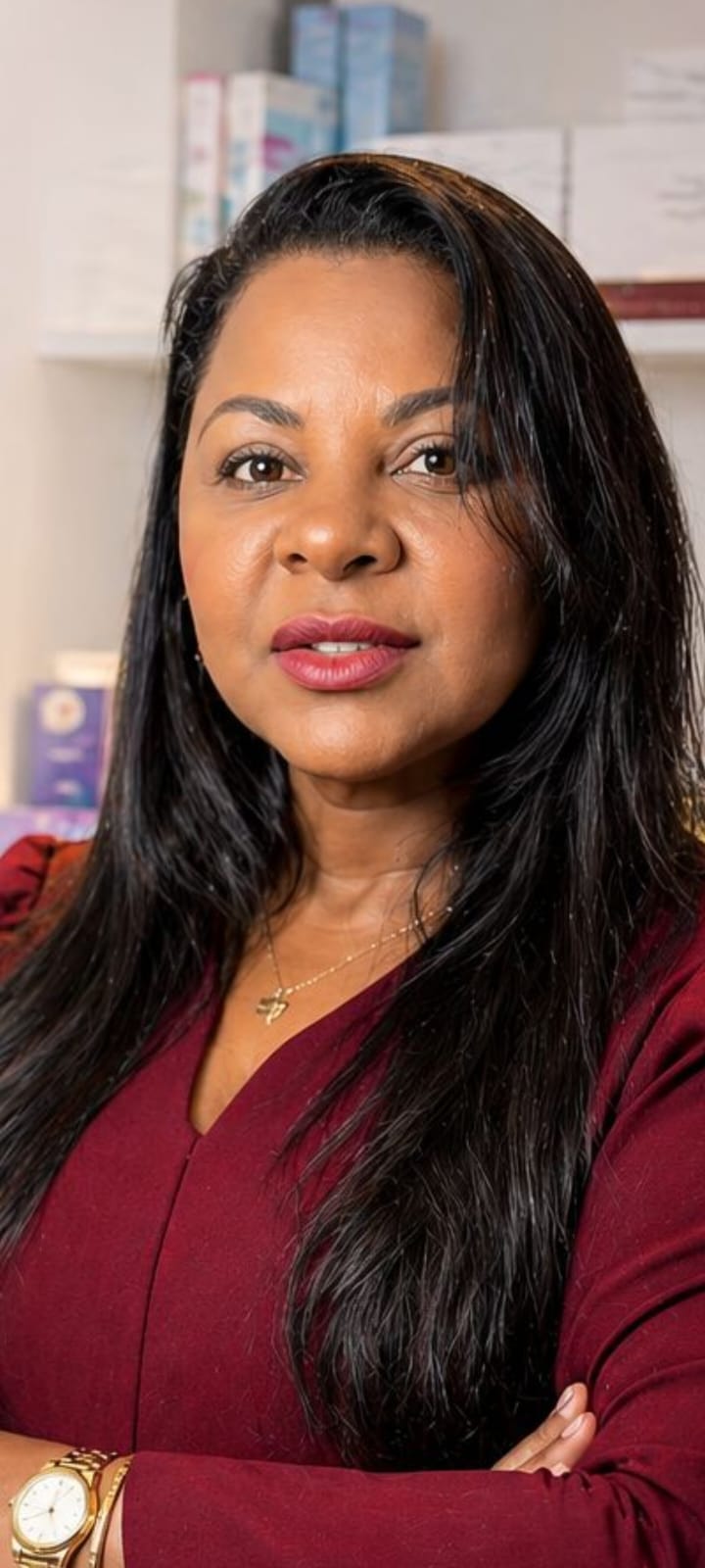 Dra. Gemiima Oliveira, de braços cruzados, em sua clínica